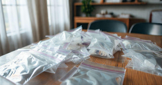 Sacos Plásticos com Fecho Adesivo: Praticidade e Versatilidade